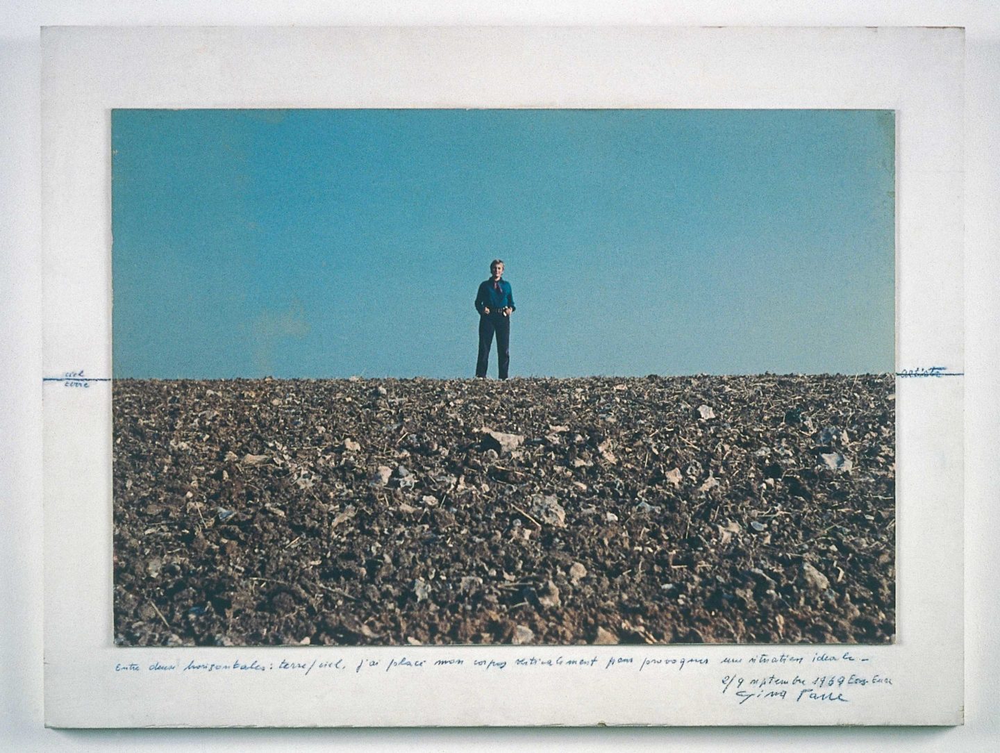 gina pane, "Situation idéale : Terre-Artiste-Ciel. 1969", Écos (Eure), 1969. Cliché de Stéphane Bellanger