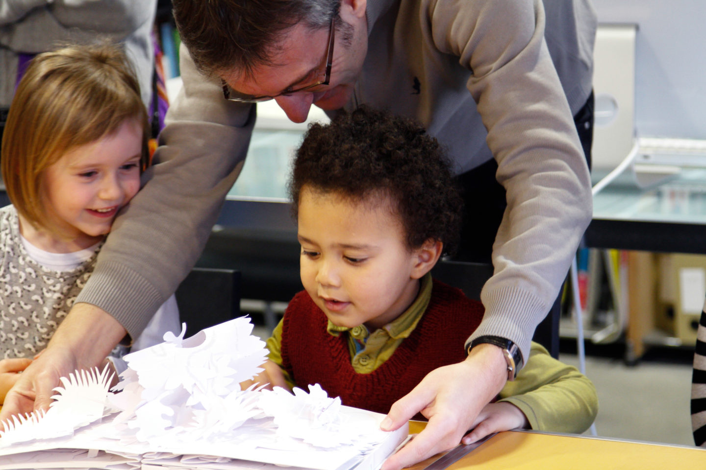 Présentation de livres d'artistes auprès des enfants de l'école du Centre de Saint-Sébastien
