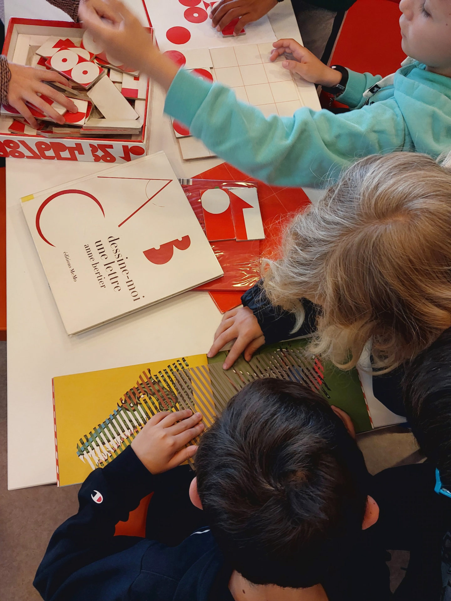 Prêt du coffret de jeux d'artistes à Loire Authion © Galerie Hors-Champ