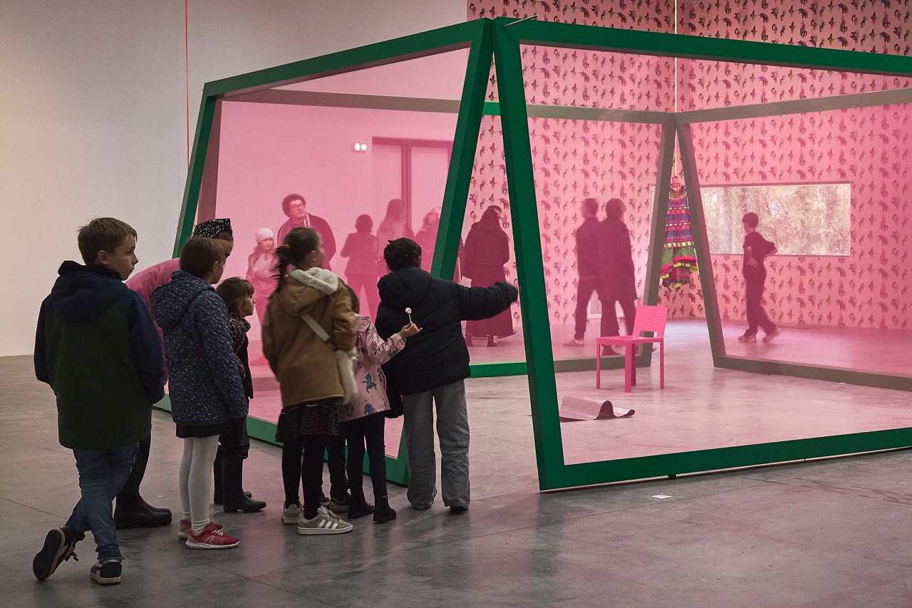 Jean-Pascal Flavien, "Free Jail", 2025 Aluminium thermolaqué, tulle, acier thermolaqué, aluminium martelé 2,5 x 6 x 6 m Acquisition en 2025 Collection Frac des Pays de la Loire