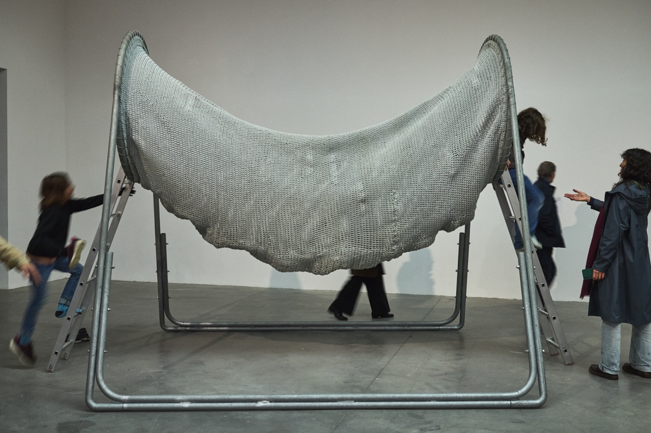 Christelle Familiari "Le Portique", 1999 Sculpture Métal galvanisé, échelles en aluminium, fils élastiques gainés de coton, câbles 265 x 435 x 248 cm Œuvre réalisée dans le cadre des XVe Ateliers Internationaux du Frac des Pays de la Loire Acquisition en 2000 Collection Frac des Pays de la Loire