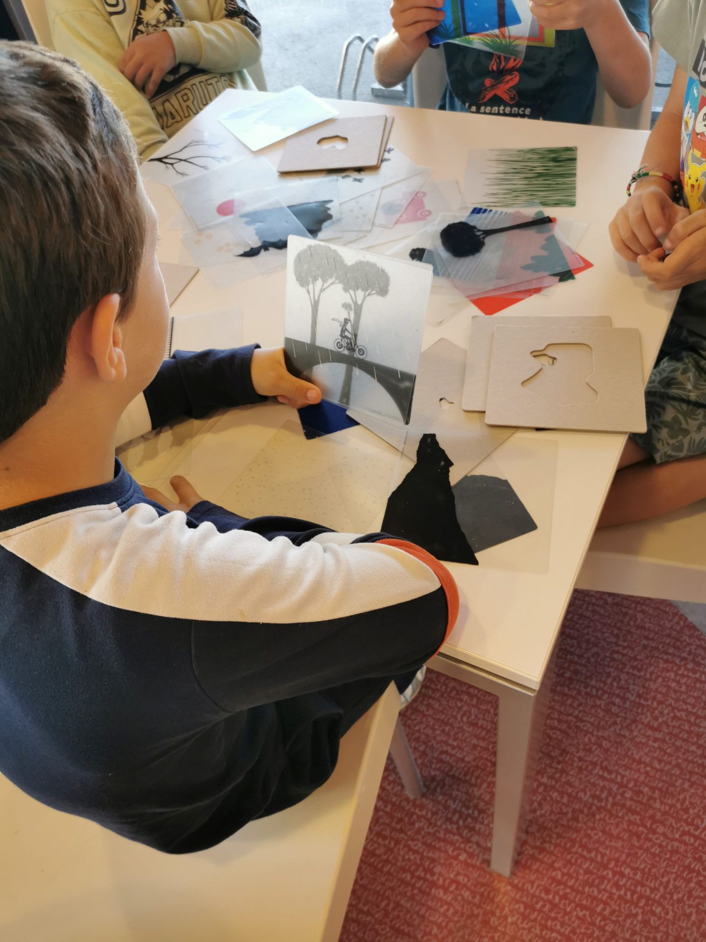 Prêt du coffret de jeux d'artistes à Loire Authion © Galerie Hors-Champ